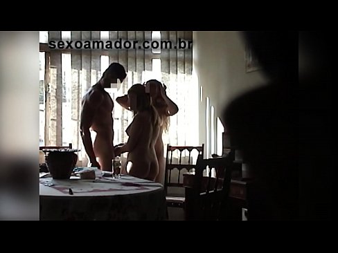 ❤️ Amigos sexuais convidam um homem gigante e uma ménage à trois com ele ❤️❌ Sexo superior em nós ❌
